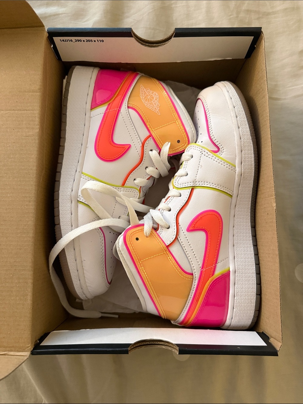 Air Jordon 1 mid edge glow